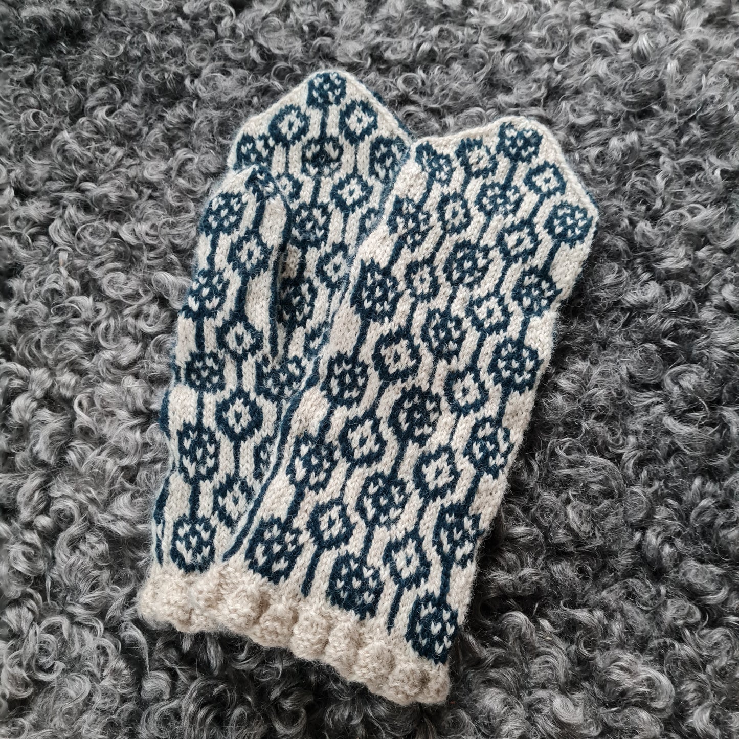 Mönster- och garnpaket Bella vantar