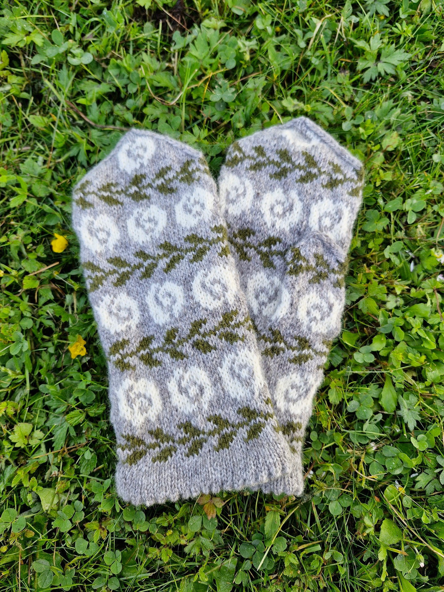 Mönster- och garnpaket, Gotländska rosvantar