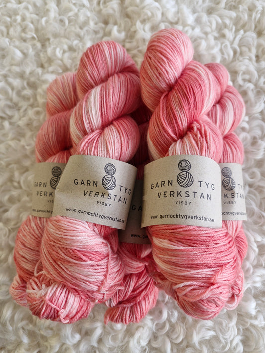 Handfärgat garn 80% merinoull  20% nylon  100 gram